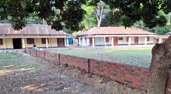 কাশিয়ানীতে স্কুলের জমি দখল করে দেয়াল নির্মাণ