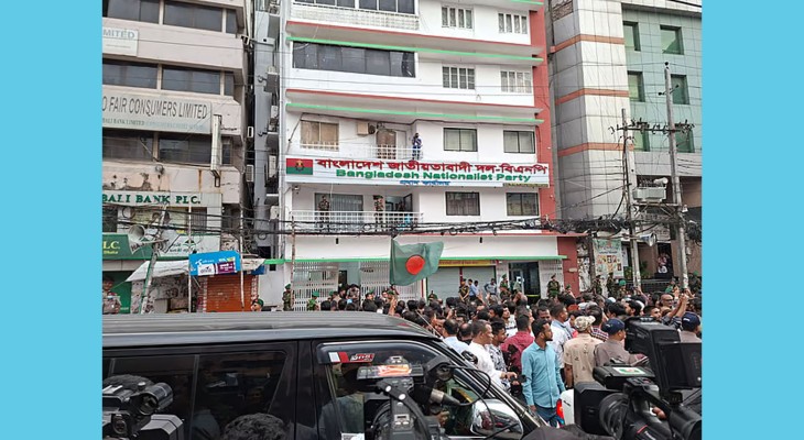 নয়াপল্টনে বিএনপি কার্যালয়ে তারেক রহমানের আগমন ঘিরে নেতাকর্মীদের ঢল