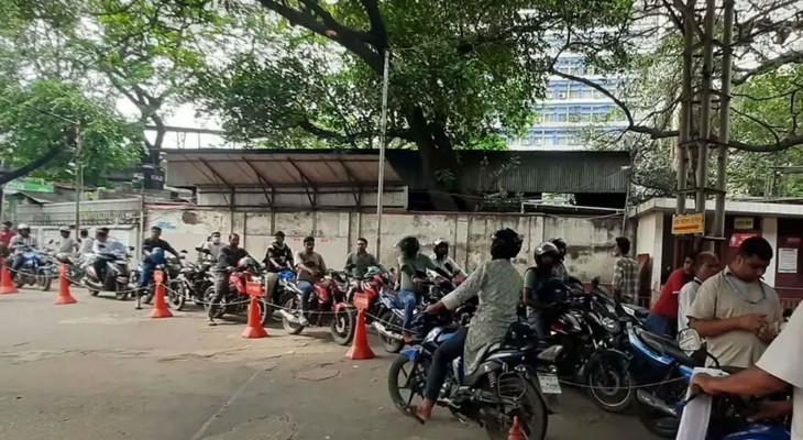 তেল নিতে দীর্ঘ অপেক্ষা: রমনা পাম্পে এক কিলোমিটারজুড়ে গাড়ির সারি