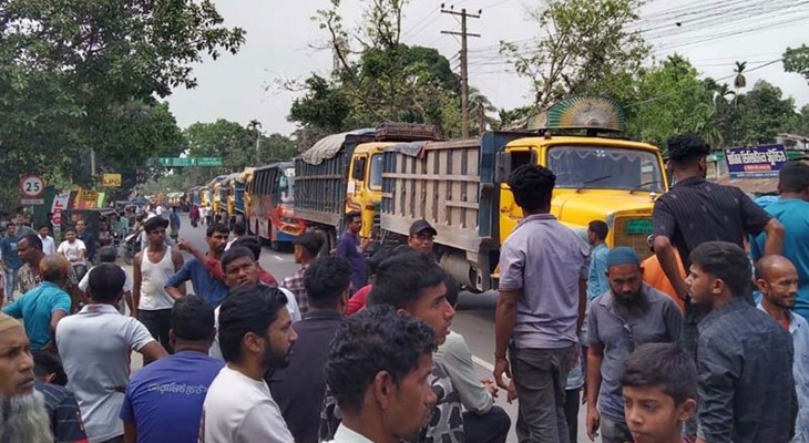 পঞ্চগড়ে লাইনম্যানের মৃত্যু: বিদ্যুৎ বন্ধে গ্রাহকরা পঞ্চগড়-ঢাকা মহাসড়ক অবরোধ