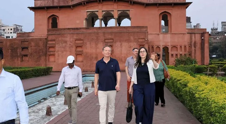 লালবাগ কেল্লা পরিদর্শনে মার্কিন বিশেষ দূত চার্লস জে হার্ডার