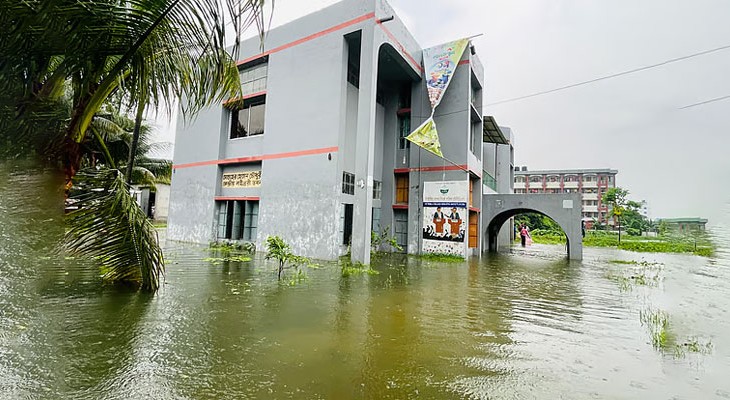 কুমিল্লা ভিক্টোরিয়া কলেজে জলাবদ্ধতা, হাঁটুসমান পানিতে শিক্ষার্থীদের চরম দুর্ভোগ