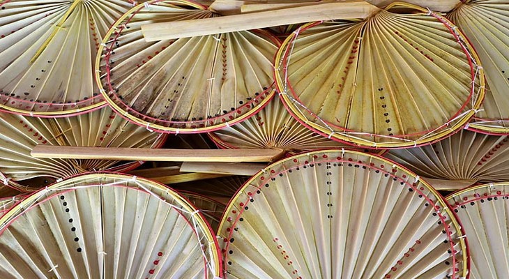 হাত পাখা: একালের বাতাসে সেকালের ছোঁয়া