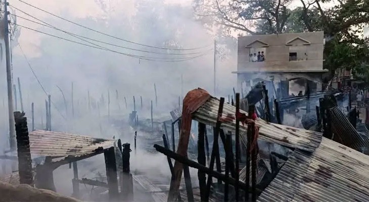  গভীর রাতে বান্দরবানের বাঘমারা বাজারে ভয়াবহ অগ্নিকাণ্ড