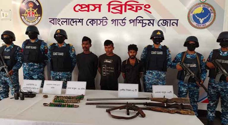 সুন্দরবনে কোস্ট গার্ডের অভিযানে বন্দুকযুদ্ধ, অস্ত্রসহ আটক ৩ বনদস্যু; উদ্ধার ৪ জেলে